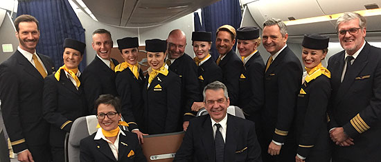 Kapitän Martin Hoell (re.), Chef der Münchner Lufthansa Langstreckenflotte, mit Crew des Junfernfluges  (©Foto: Martin Schmitz)